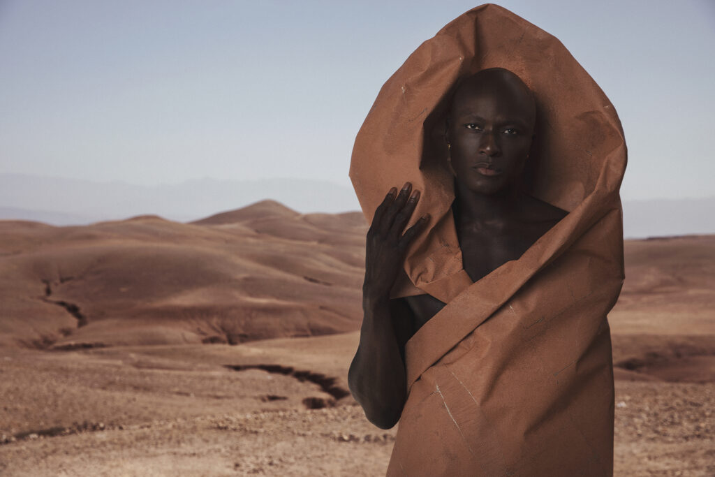 Papis Loveday in erdigen Naturtönen in Wüstenlandschaft – Inspiration für COLORS OF MY LIFE Tapetenkollektion