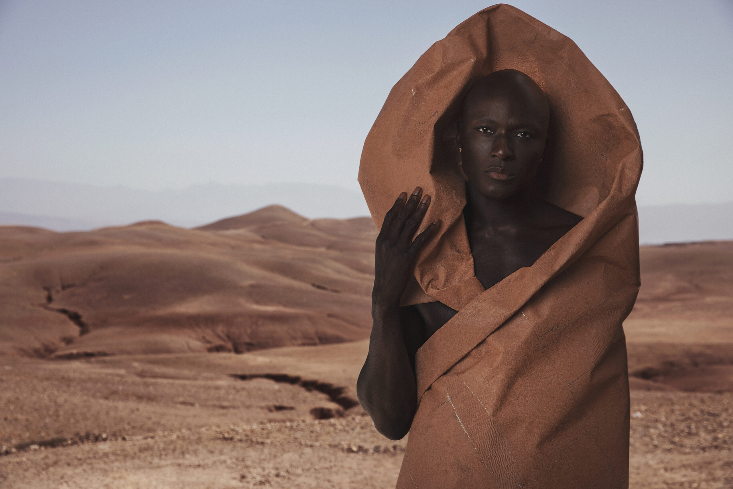 Papis Loveday in erdigen Naturtönen in Wüstenlandschaft – Inspiration für COLORS OF MY LIFE Tapetenkollektion