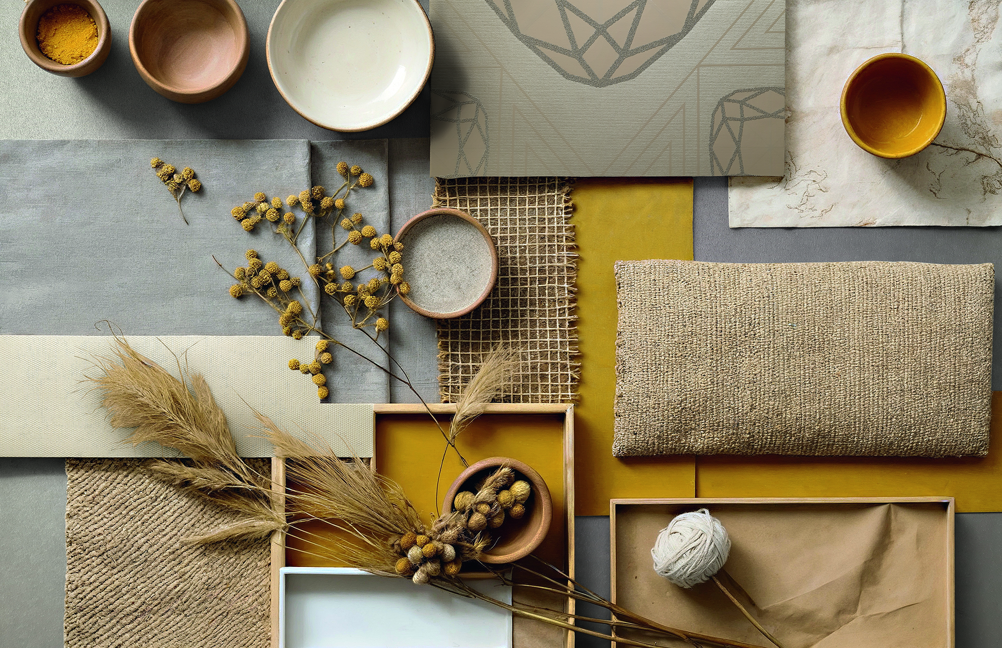 Materialcollage mit Tapetenmustern, Naturmaterialien und warmen Farbtönen – Einfluss von Licht und Struktur auf Tapetenwirkung