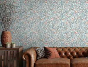 Florale HERITAGE Tapete im Arts-&-Crafts-Stil hinter braunem Ledersofa und dekorativer Vase mit Zweigen