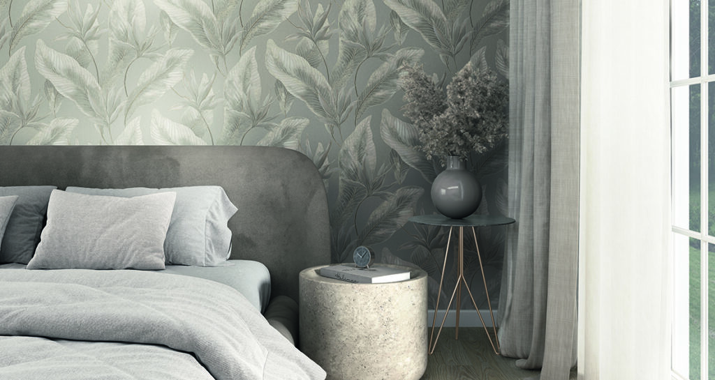 Schlafzimmer mit floraler Tapete in sanften Naturtönen, gepolstertem Bett und ruhiger, moderner Raumgestaltung