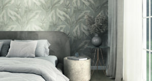 Schlafzimmer mit floraler Tapete in sanften Naturtönen, gepolstertem Bett und ruhiger, moderner Raumgestaltung