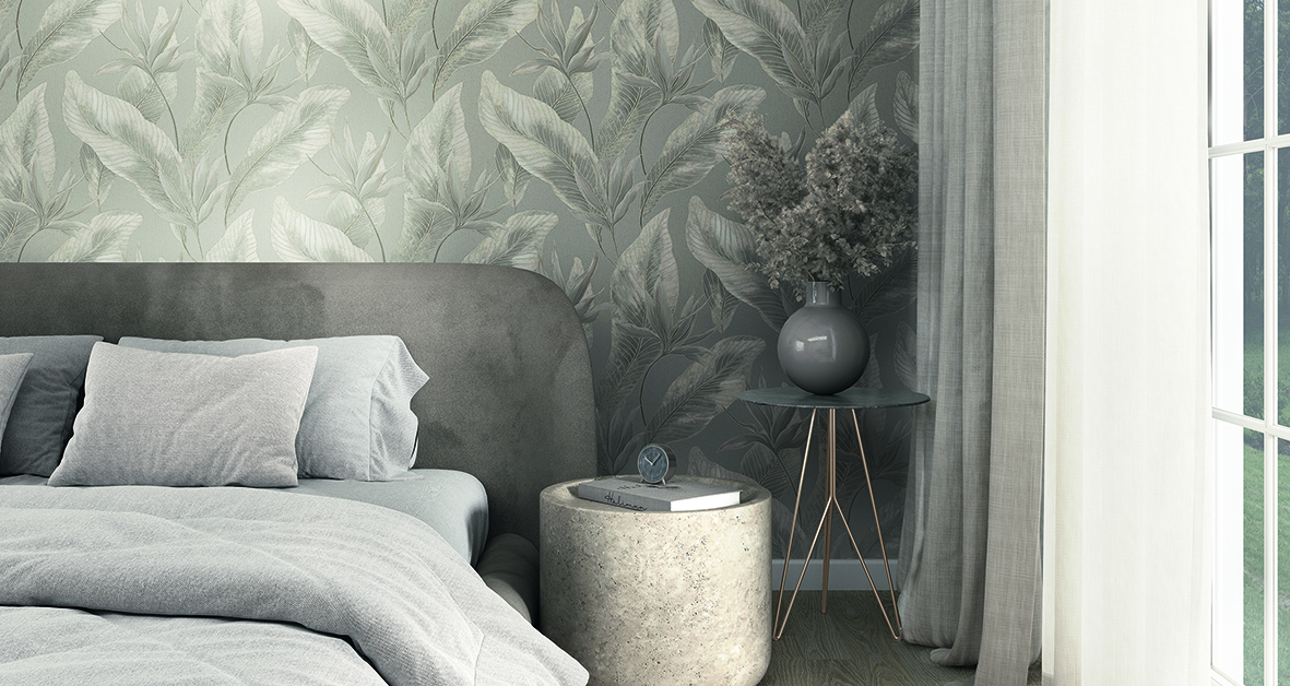 Schlafzimmer mit floraler Tapete in sanften Naturtönen, gepolstertem Bett und ruhiger, moderner Raumgestaltung