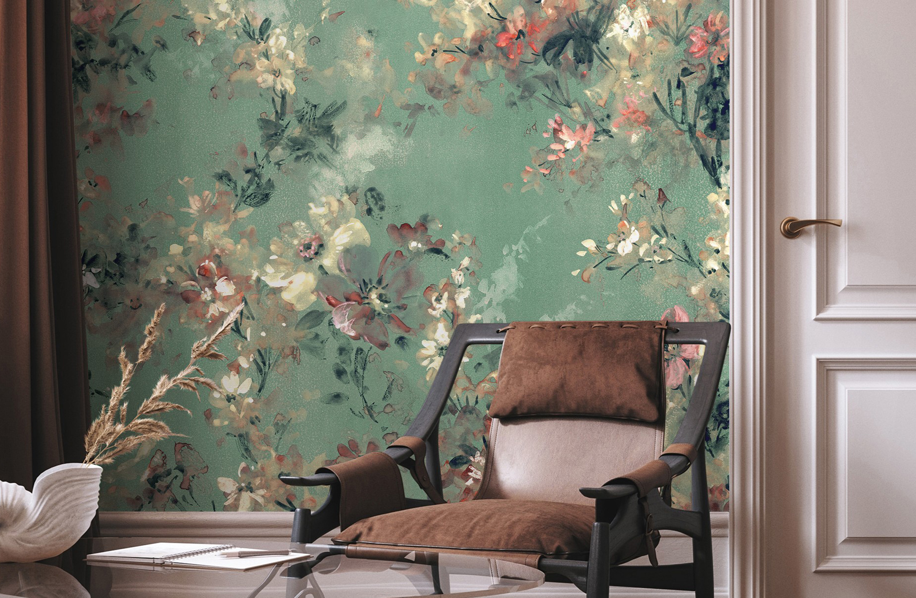 Großformatige florale Tapete in Grün mit malerischen Blüten hinter modernem Sessel – kunstvolle Wandgestaltung im Wohnraum