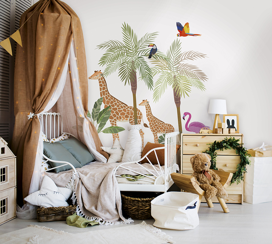 Kinderzimmer mit Safari-Wandmotiv, Giraffen, Palmen und bunten Vögeln über einem gemütlichen Kinderbett
